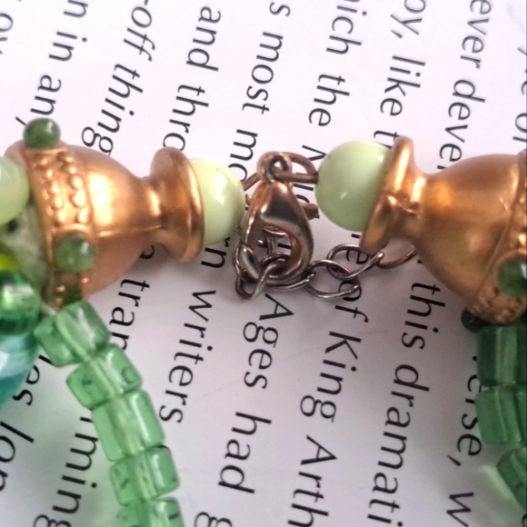 Green tones Multi chain neckla e with beautiful gold clasp - Picture 4 of 7